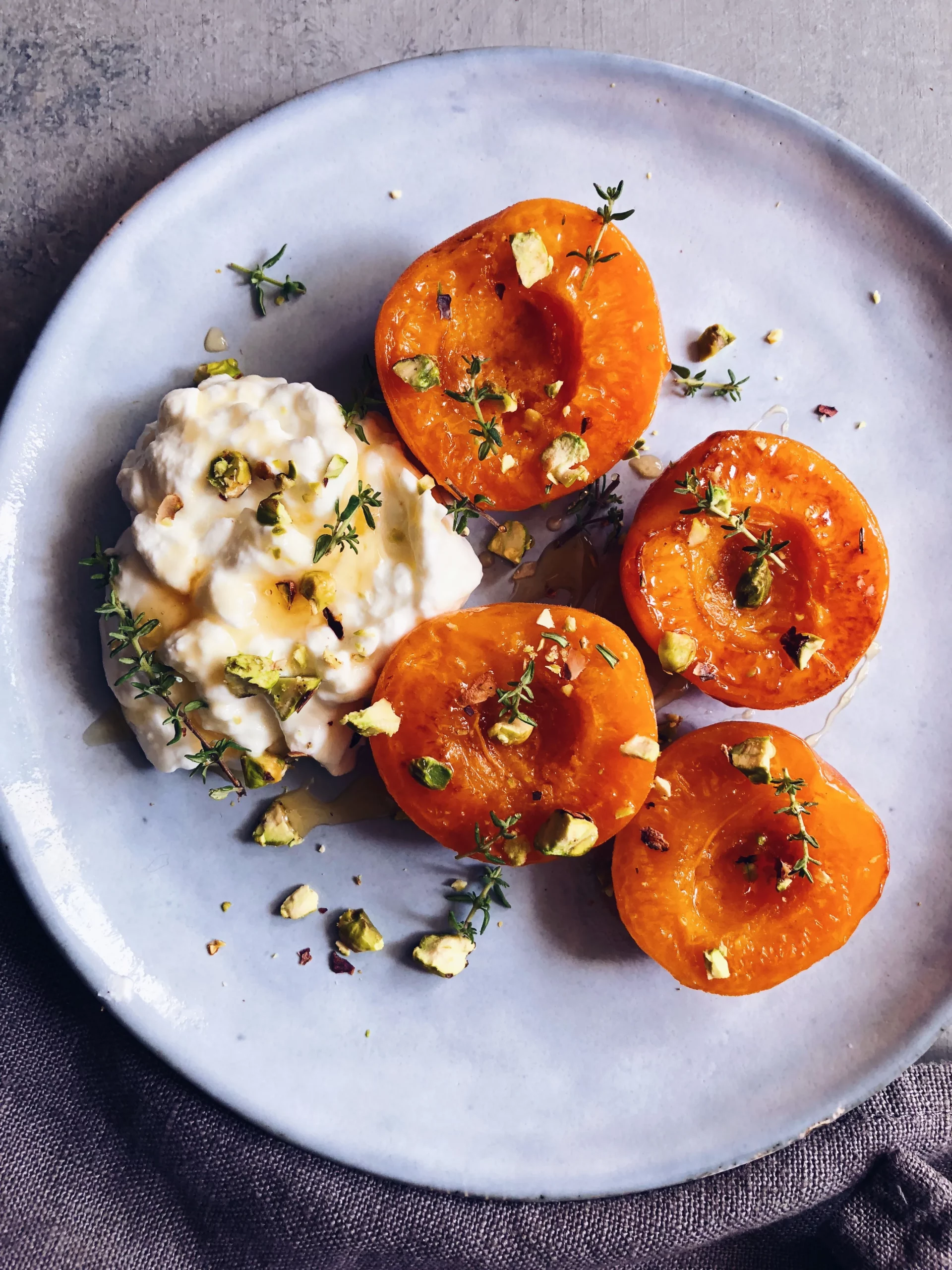 Abricots caramélisés et glace au yaourt