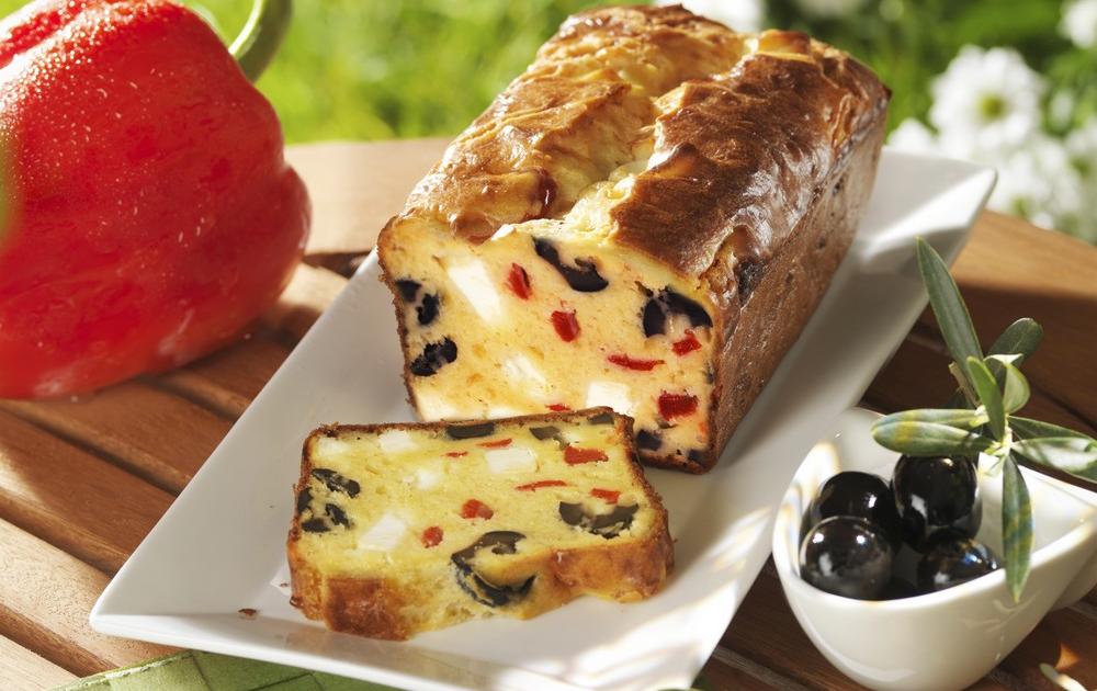 Cake aux poivrons, fêta et olives noires