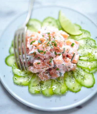 Tartare de saumon et carpaccio de concombre